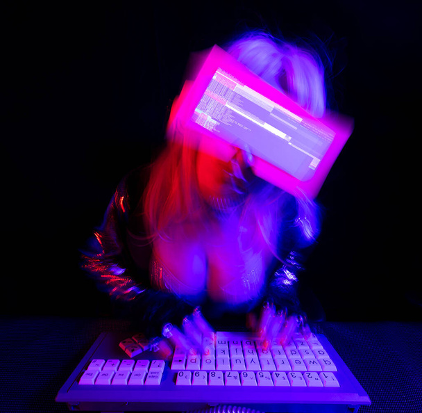 Una mujer con un auricular vr en el ordenador - Foto, imagen