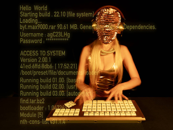 Uma mulher com uma máscara de ouro espetado digitando no computador - Foto, Imagem