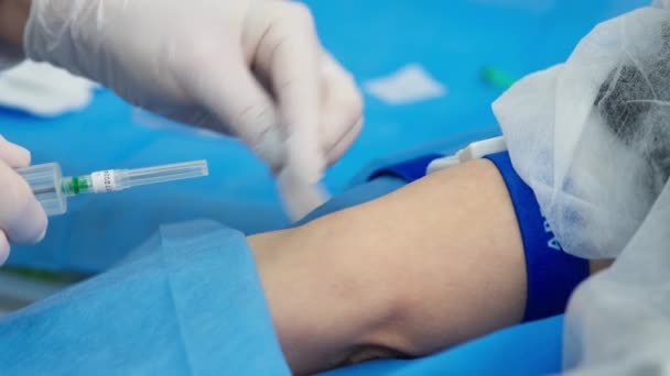 Medico operaio di laboratorio prende un campione di sangue per l'analisi, primo piano mano. Campionamento di sangue in laboratorio. Assunzione di sangue in clinica cosmetologica prima della procedura di terapia PRP - Filmati, video