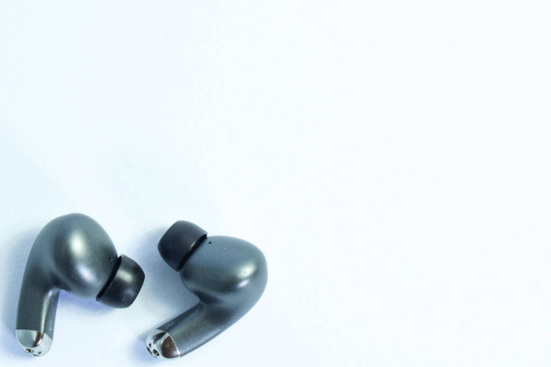 Silbernes drahtloses Headset oder Kopfhörer wird TWS genannt, echte drahtlose Strereo zum Abspielen von Musik ohne Kabelbuchse Audio isoliert auf whote Hintergrund - Foto, Bild