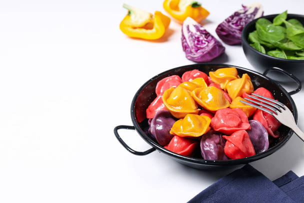 Bolinhos coloridos na frigideira e legumes no fundo branco, espaço para texto - Foto, Imagem