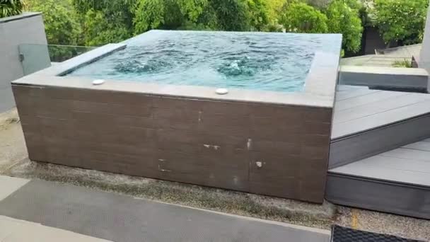 Το νερό αντανακλάται στην πισίνα του απείρου που κάθεται στην άκρη της πολυτελούς βίλας - Πλάνα, βίντεο