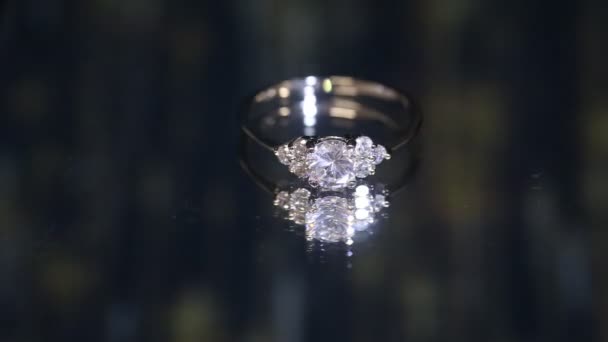 Bílý zlatý prsten s diamanty na abstraktním barevném pozadí  - Záběry, video
