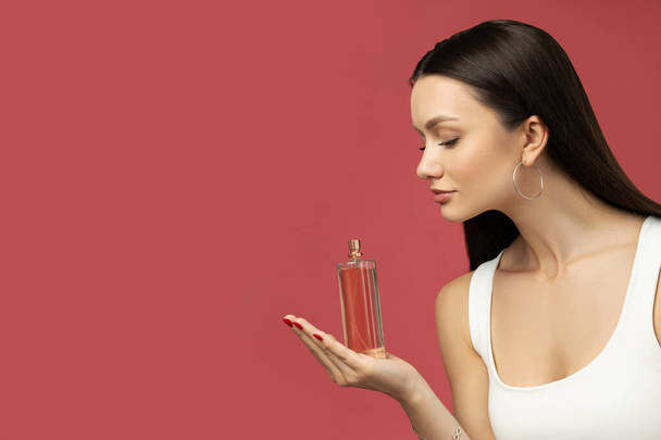 Uma jovem atraente com perfume na mão - Foto, Imagem