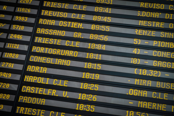 Wyjazd tablica na stacji kolejowej w Wenecja, Włochy - Zdjęcie, obraz