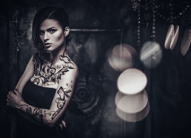τατουάζ όμορφη γυναίκα στο παλιό ντυμένοι φαντάσματα εσωτερικό - Φωτογραφία, εικόνα