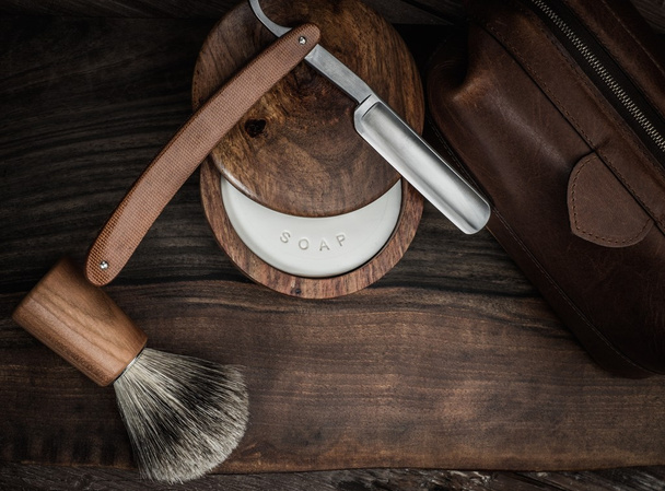 Αξεσουάρ ξυρίσματος σε πολυτελές φόντο ξύλινη  - Φωτογραφία, εικόνα