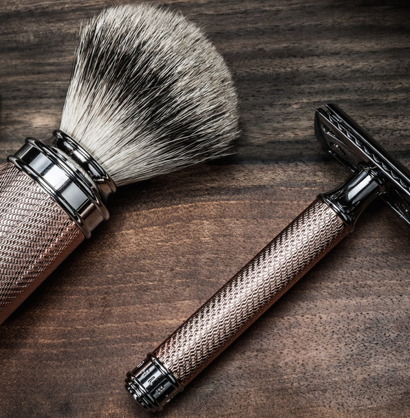 Cepillo de afeitar y afeitar de seguridad sobre fondo de madera
  - Foto, Imagen