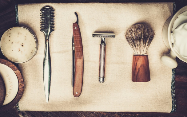 Acessórios de barbear em um fundo de madeira de luxo
  - Foto, Imagem