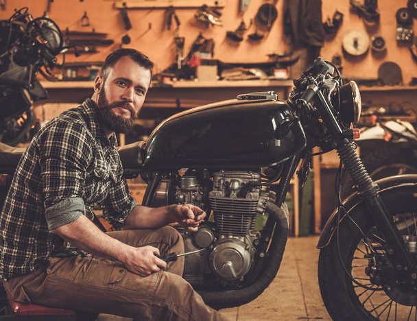 Mechanik budowy stylu vintage Cafe racer motocykl w garażu niestandardowe - Zdjęcie, obraz