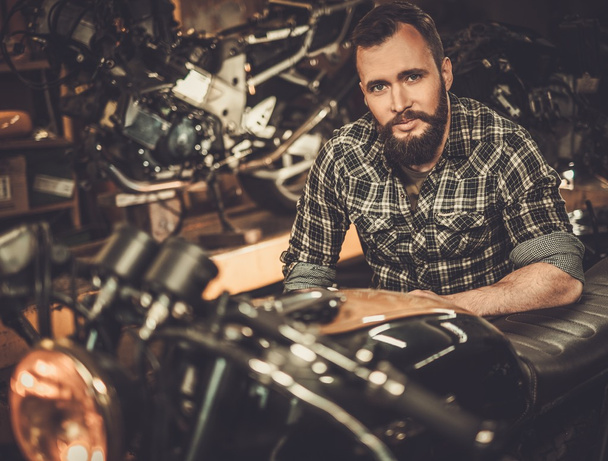 Mechanik budowy stylu vintage Cafe racer motocykl w garażu niestandardowe - Zdjęcie, obraz