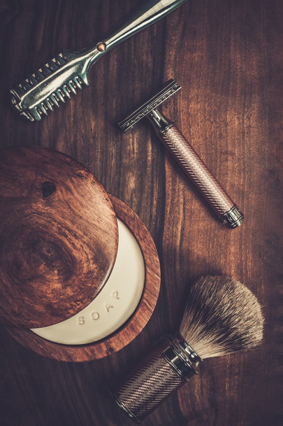 Acessórios de barbear em um fundo de madeira de luxo
  - Foto, Imagem