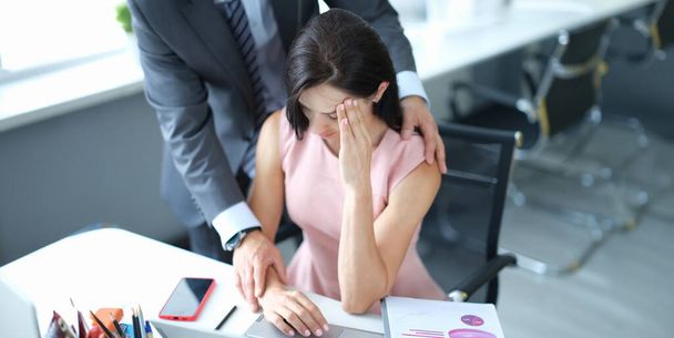 Biznesmen dręczący koleżankę w miejscu pracy. Koncepcja molestowania w pracy - Zdjęcie, obraz