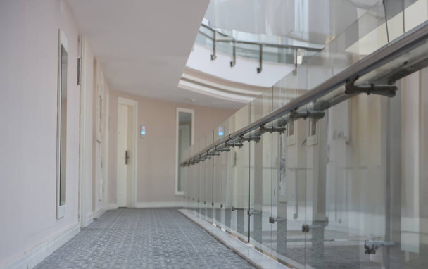 Üres folyosó, ajtókkal a szobákhoz a szálloda épületében. Modern építészet középület koncepció - Fotó, kép