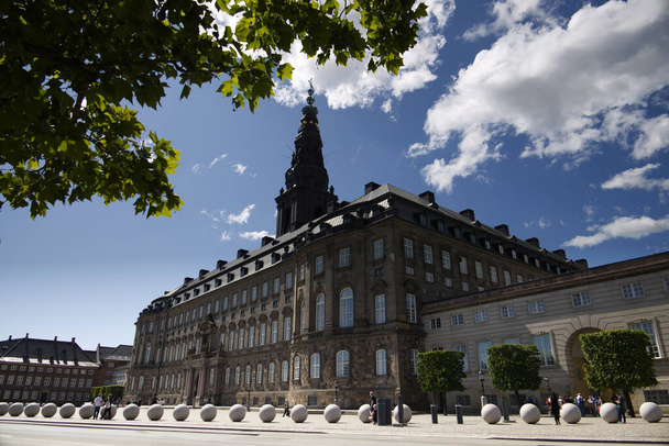 Näkymä Christiansborgin palatsiin Kööpenhaminassa. Laadukas kuva - Valokuva, kuva