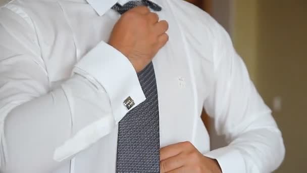Ženich nosí kravaty a manžetové knoflíčky boutonniere - Záběry, video