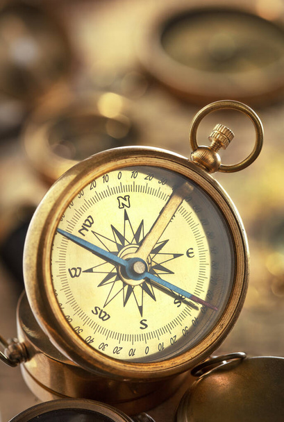 Detailní pohled na starožitný mosazný kompas - Fotografie, Obrázek