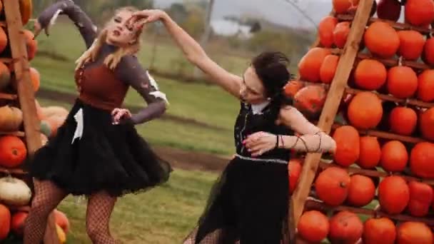 Zespół tancerzy w kostiumach tańczy taniec Halloween. - Materiał filmowy, wideo