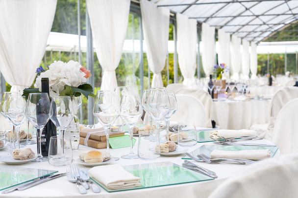 Sada stolů pro večírek nebo svatební hostinu - Fotografie, Obrázek