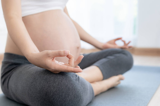 Egzersiz minderi üzerinde yoga yapan hamile kadın. Yakın dönem için meditasyon yapıyorum. Çekici, hamile kadın eğlencesi ve yoga ile rahatlamak, nefes almak ve sakin olmak. Kişisel Bakım - Fotoğraf, Görsel