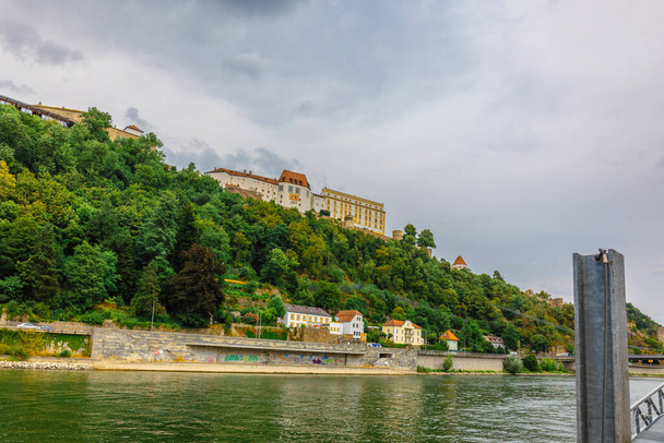 Passau, Saksa - 21. heinäkuuta 2023: Panoraamanäkymät Veste Oberhausin linnaan Tonavalla. Antiikkilinnoitus Passaussa, Ala-Baijerissa, Saksassa - Valokuva, kuva
