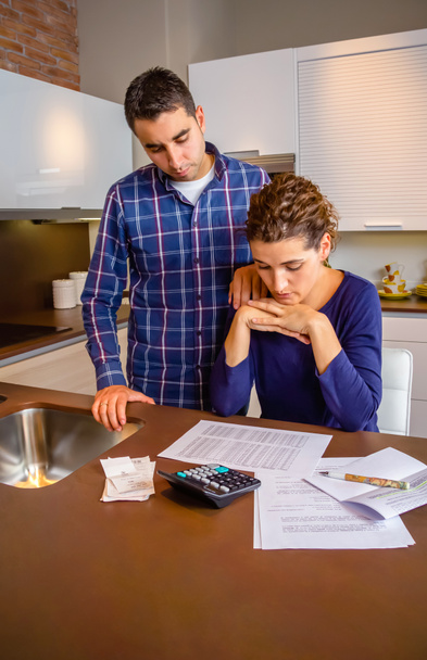Отчаянная молодая пара с долгами пересматривает свои счета
 - Фото, изображение