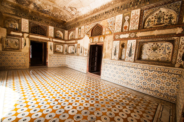 Innenansicht von Tomb Itmad-ud-Daulah, Baby Taj oder Jewel Box, den berühmtesten Sehenswürdigkeiten in Agra, Indien - Foto, Bild