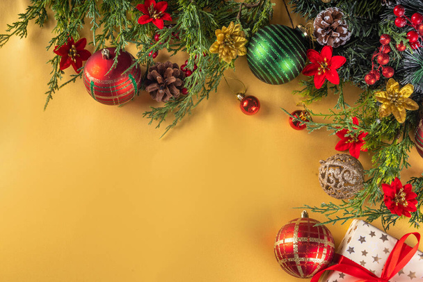 Karácsony, Szilveszter arany háttér fenyő háttér, labdák, dekoráció, baubles, felső nézet határ másolás tér - Fotó, kép