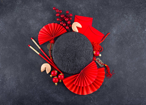 Κινέζικο νέο έτος έννοια με κόκκινη διακόσμηση. Φάκελοι χρημάτων, μανταρίνια, ανεμιστήρες, πυροτεχνήματα και μπισκότα τύχης - Φωτογραφία, εικόνα