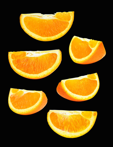 Pieza naranja aislada con camino de recorte sin sombra en fondo negro, fruta sana - Foto, Imagen