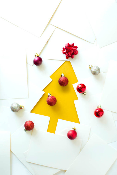 Beyaz arkaplanda kağıt ile şekillendirilmiş soyut Noel ağacı. - Fotoğraf, Görsel
