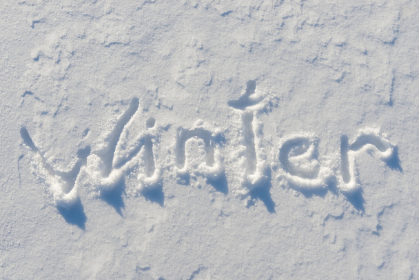 Mot d'hiver écrit sur la surface de la neige
 - Photo, image