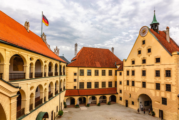 Ландсхут, Германия - 24 июля 2023 года: прекрасный вид на внутренний двор средневекового замка Трубач, Ландсхут, Бавария, Германия - Фото, изображение