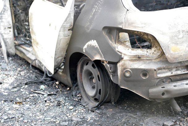 Verbrande auto op de parkeerplaats bij de weg, na het auto-ongeluk - Foto, afbeelding