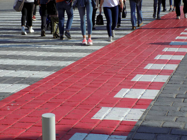 Los peatones cruzan la calle, señalización de tráfico - Foto, Imagen