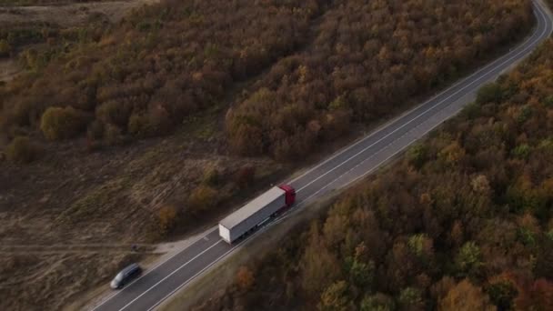 Vue aérienne drone image sur la route camion conduire à travers les arbres et la forêt dans la chaîne de montagnes en automne Tresibaba Knjazevac Montagne en Serbie - Séquence, vidéo