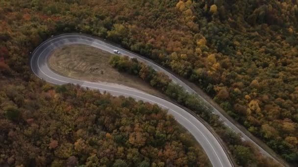 auto voertuig rijden op bergketen natuur luchtfoto in de herfst dag - Video