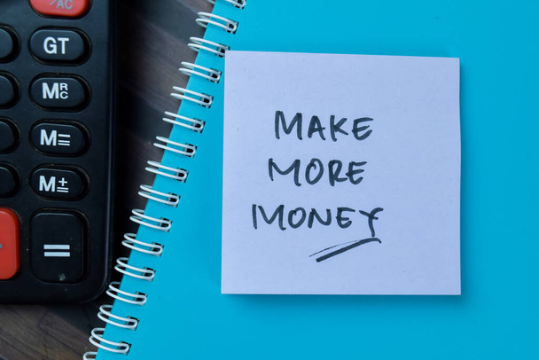 Concept van Make More Money schrijven op plakkerige noten geïsoleerd op Houten Tafel. - Foto, afbeelding