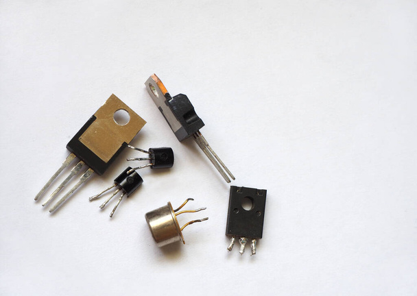 Félvezető komponensek. A tranzisztor, triód, tirisztor triak vagy moszfát típusai. - Fotó, kép