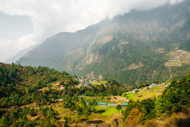 Village népalais dans l'Himalaya. Photo de haute qualité - Photo, image