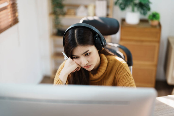 Studeren online, mooie Aziatische vrouwelijke student vertonen symptomen burn-out syndroom student online studeren thuis. - Foto, afbeelding