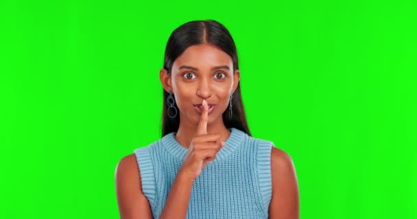 Groen scherm, gezicht van de vrouw en geheim van de vinger op de lippen voor privacy, mysterie of lawaai in de studio. Portret van Indiaas vrouwelijk model, stilte en stilte voor roddels, fluisteremoji of vertrouwelijke verrassing. - Video