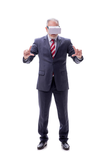 Liikemies yllään virtuaalinen lasit eristetty valkoinen - Valokuva, kuva