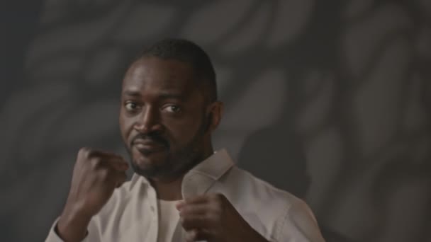 Σκηνή μέχρι πορτρέτο της βάναυσης νεαρός μαύρος άνδρας πυγμαχία στην κάμερα στέκεται σε φόντο γραφίτη - Πλάνα, βίντεο