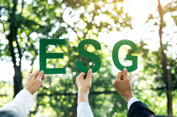 Hands of Business Team mit ESG-Text, Umwelt-, Sozial- und Corporate Governance-Konzept. - Foto, Bild