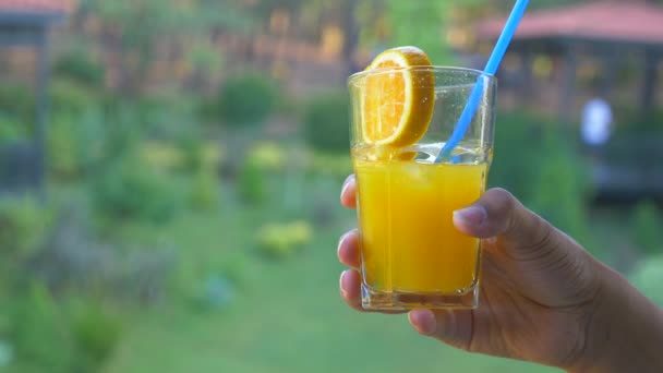 vaso de jugo de naranja al aire libre , - Metraje, vídeo