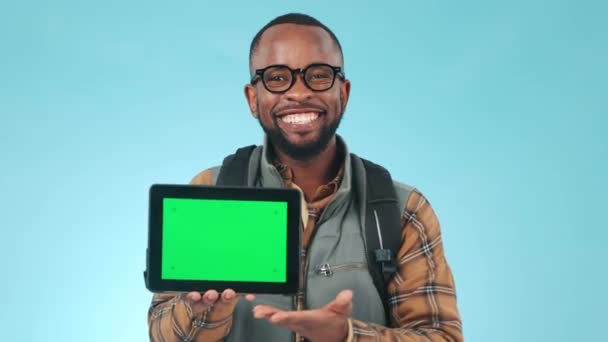 Πεζοπορία, πράσινη οθόνη tablet και μαύρο άνδρα σε μπλε φόντο για την ανακοίνωση, ειδήσεις και την ιστοσελίδα. Ταξίδι, εντάξει mockup και πορτρέτο του ατόμου στην τεχνολογία για περιπέτεια, διακοπές και πεζοπορία app στο στούντιο. - Πλάνα, βίντεο