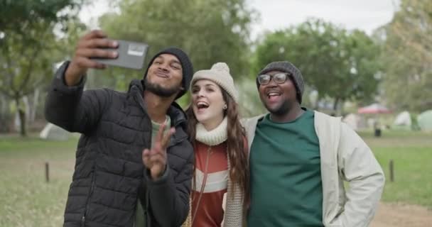 Selfie, kemping és béke jel barátokkal a természetben a közösségi média, kaland és pihenés. Boldog, mosolygós és támogató csoport emberek és profil kép az online, utazás és nyaralás utazás. - Felvétel, videó