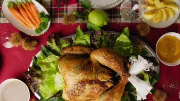 Día de Acción de Gracias con Turquía y comida en la mesa, tiro vertical - Metraje, vídeo