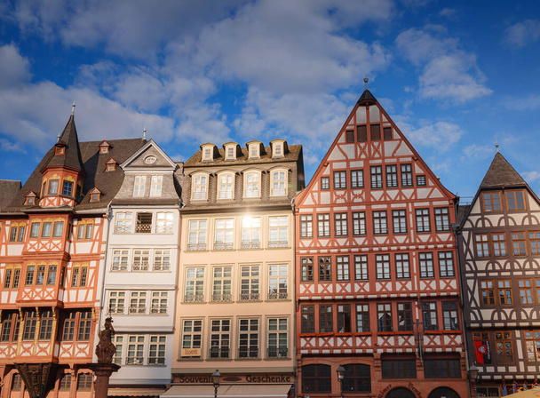 Frankfurt nad Menem, Niemcy - 5 maja 2023: piękna stara historyczna dzielnica - Rynek Roemerberg na starym mieście we Frankfurcie jest piątym co do wielkości miastem w Niemczech. - Zdjęcie, obraz